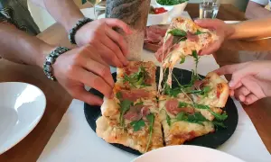 Jak zrobić pizzę na kamieniu - uniknij błędów i ciesz się smakiem