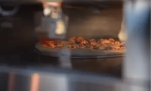 Ile stopni piec pizze, by uniknąć zakalca i uzyskać idealną chrupkość