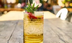 Najlepsze drinki z orzechówką, które zachwycą Twoje podniebienie