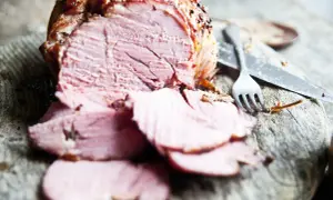 Jak długo piec dziczyznę w piekarniku, aby była soczysta i smaczna?