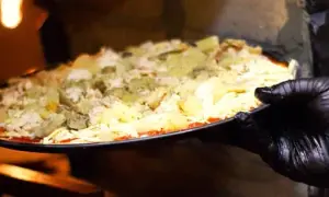 Blacha do pizzy z dziurkami czy bez – która lepsza dla Twojej pizzy?