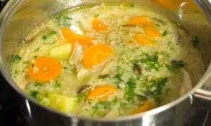 Ile kalorii ma krupnik na kurczaku? Sprawdź, co naprawdę jesz!