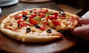 Ile kalorii ma 1 kawałek pizzy? Zaskakujące różnice w kaloryczności