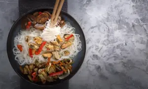 Jak ugotować makaron ryżowy do sałatki, aby był idealnie al dente