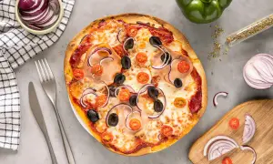 Jak długo piec gotowy spód do pizzy, aby uniknąć zakalca?