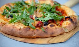 Ile gram ciasta na pizzę 30 cm? Odkryj idealną wagę dla smaku