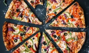 Jak piec pizzę w piekarniku z termoobiegiem, by uniknąć przypalenia