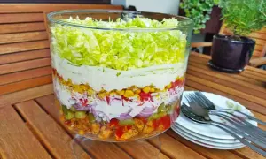Jak zrobić sałatkę gyros warstwowa, która zachwyci gości na imprezie