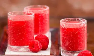 Najlepsze przepisy na drinki z Soplicą malinową, które zachwycą smakami