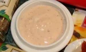 Jaki sos do sałatki gyros? Odkryj najlepsze przepisy i smaki
