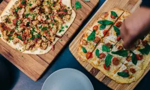 Jak układać składniki na pizzy, by uniknąć błędów i uzyskać smakowitość