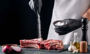 Kiedy solić dziczyznę, aby uzyskać idealny smak i wilgotność?