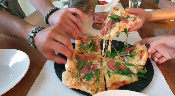 Jak zrobić pizzę na kamieniu - uniknij błędów i ciesz się smakiem