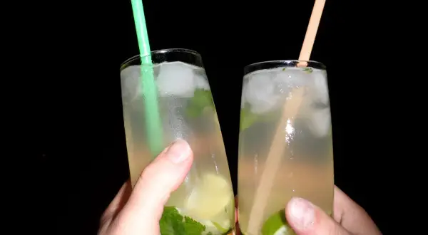 Pyszne drinki z wodą kokosową, które orzeźwią każdą imprezę