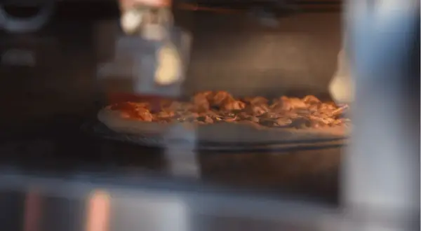 Ile stopni piec pizze, by uniknąć zakalca i uzyskać idealną chrupkość