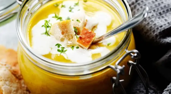 Zupa pomidorowa ile może stać w lodówce? Uniknij zepsucia!
