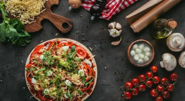 Jak jeść pizzę we Włoszech: zasady i zwyczaje, które zaskoczą