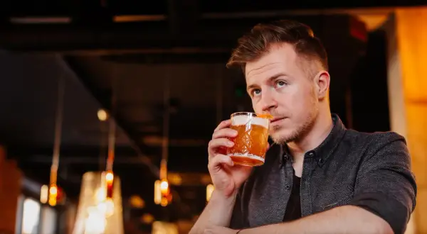 Odkryj idealny przepis na whisky sour drink, który zachwyci gości