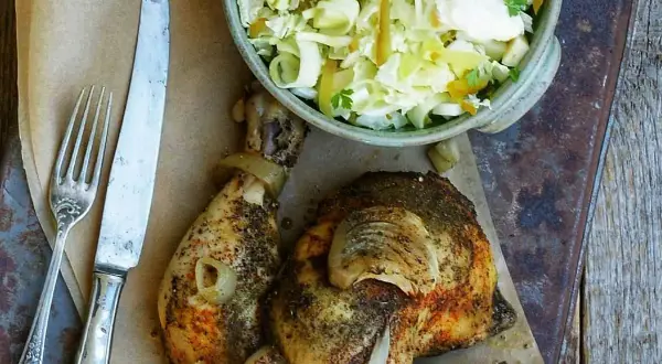 Najlepsze surówki do pieczonego kurczaka, które zachwycą smakoszy