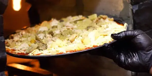 Blacha do pizzy z dziurkami czy bez – która lepsza dla Twojej pizzy?