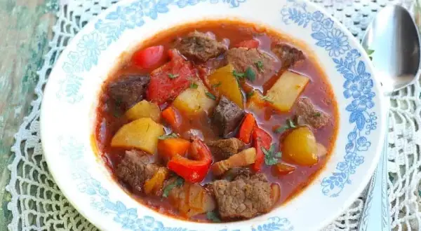 Zupa gulaszowa jak zrobić - prosty przepis na pyszny obiad
