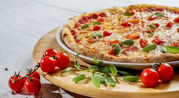 Ile kalorii ma pizza 45 cm? Zaskakujące fakty o kaloriach!