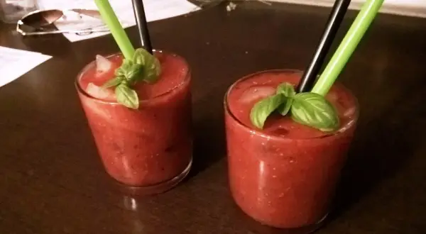 Najlepsze drinki z bazylią, które zachwycą Twoje kubki smakowe