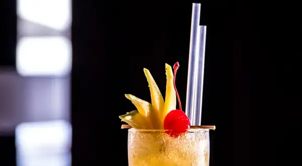 Pyszne drinki z wódką mango, które zachwycą Twoich gości