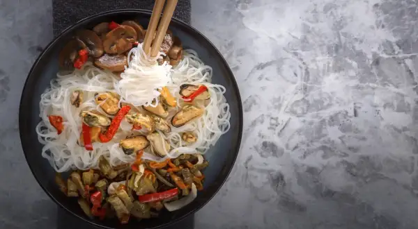 Jak ugotować makaron ryżowy do sałatki, aby był idealnie al dente