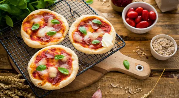 Jak zrobic mini pizze - prosty przepis na pyszne przekąski na imprezę