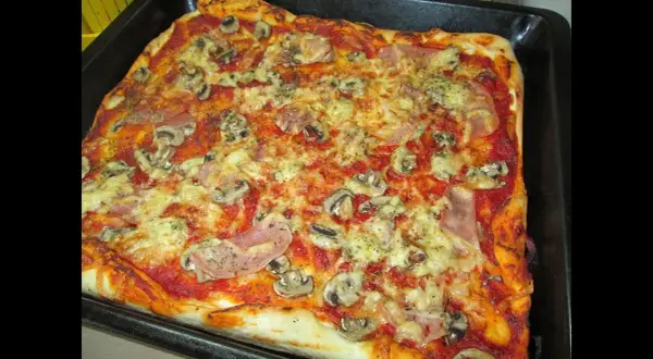 Jak zrobić cienkie ciasto na pizzę, które zachwyci Twoich gości