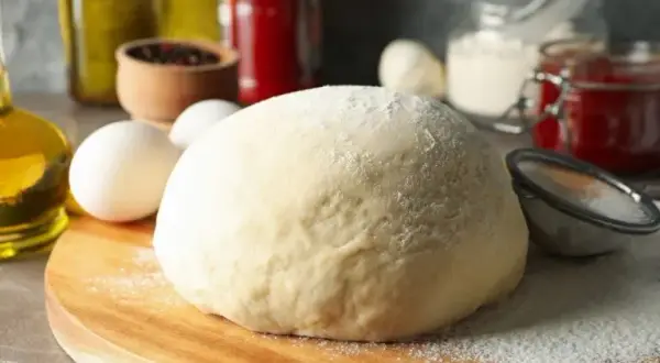 Jak szybko rozmrozić ciasto na pizzę bez utraty jakości?