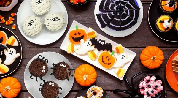 Najlepsze przepisy na ciasta na Halloween, które zaskoczą gości