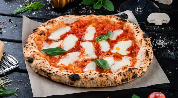 Kiedy powstała pizza? Zaskakujące fakty o jej historii i rozwoju