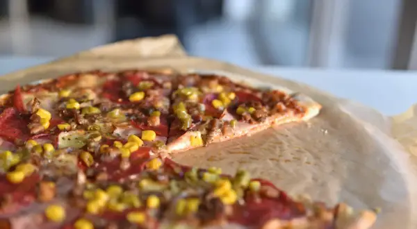 Ile kawałków ma pizza? Zaskakujące różnice w rozmiarach i krojeniu
