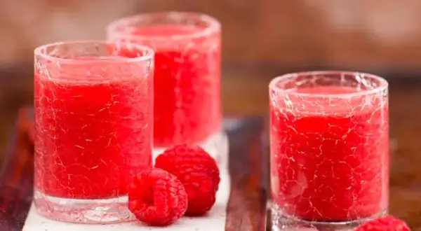Najlepsze przepisy na drinki z Soplicą malinową, które zachwycą smakami