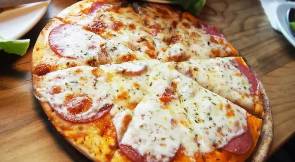 Jaki ser na pizzę? Odkryj najlepsze rodzaje i ich smaki