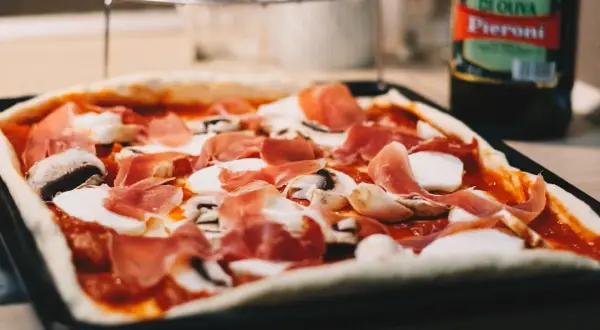 Pizza jak zrobić w domu - łatwy przepis na idealne ciasto i sos