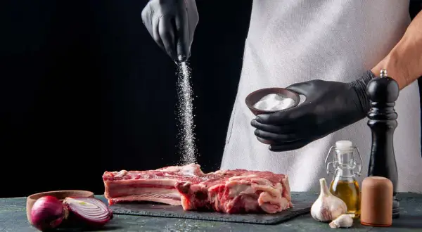 Kiedy solić dziczyznę, aby uzyskać idealny smak i wilgotność?