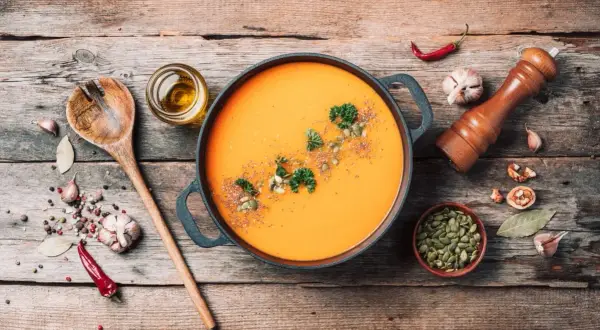 Jakie zioła do zupy dyniowej, aby wzbogacić smak i aromat?