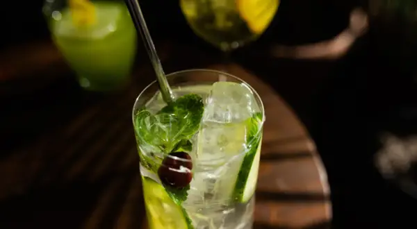 Orzeźwiające drinki z ogórkiem zielonym na upalne dni, które pokochasz