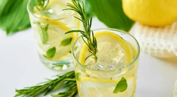 Pyszne drinki z cytrynówką, które zaskoczą Twoich gości