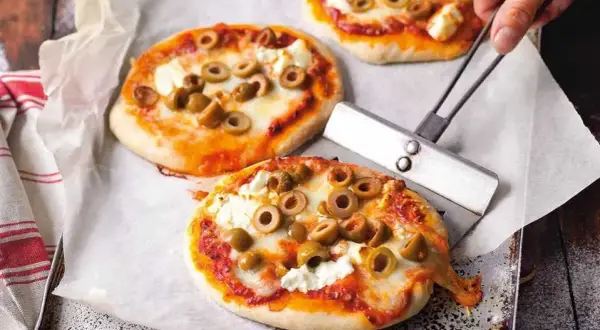 Jakie sery do pizzy 4 sery, aby uniknąć nudnych smaków?