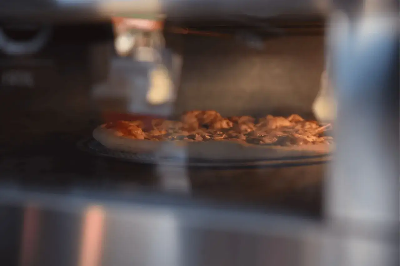 Zdjęcie Jak długo piec pizzę, aby uniknąć twardego ciasta i spalonej skórki?