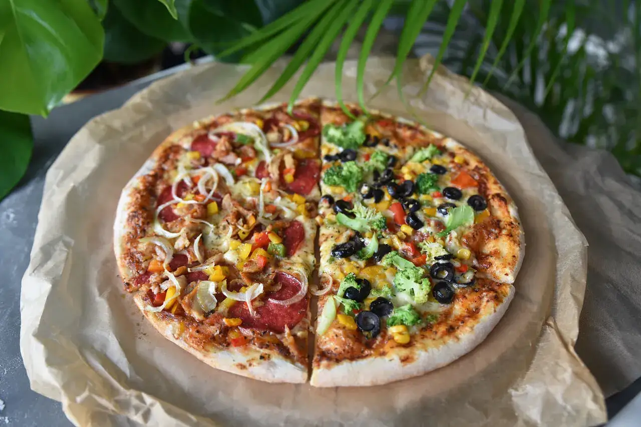 Zdjęcie Ile kawałków ma pizza? Zaskakujące różnice w rozmiarach i krojeniu