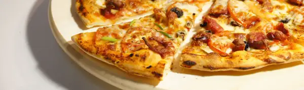 Ile kcal ma domowa pizza? Sprawdź, jak obniżyć kaloryczność