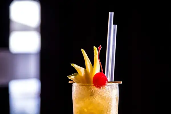 Pyszne drinki z wódką mango, które zachwycą Twoich gości