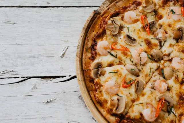 Szybki przepis na ciasto na pizzę, które nie wymaga wyrastania