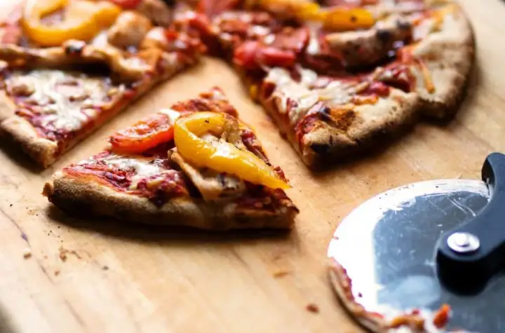 Z czym pizza domowa? Odkryj najlepsze składniki i połączenia
